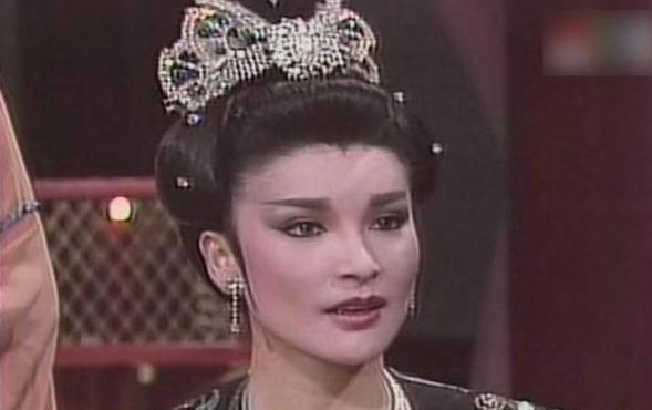 24岁出道爆红, 被称太后专业户, 如今两婚两离20多年容貌不变