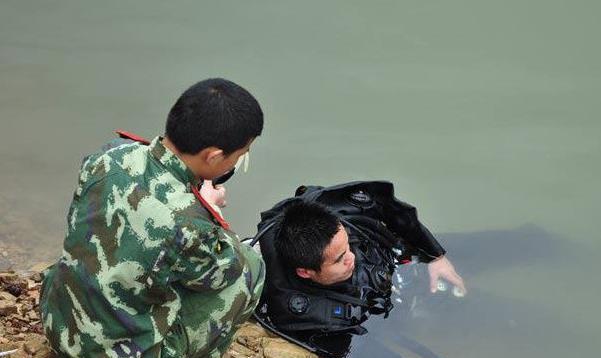孩子下河游泳溺亡,家人认为河里有脏东西,抽干河水家人得知真相