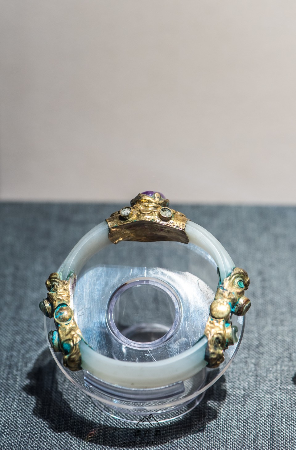 陕西历史博物馆藏唐代鎏金铜兽兽铰链玉臂环