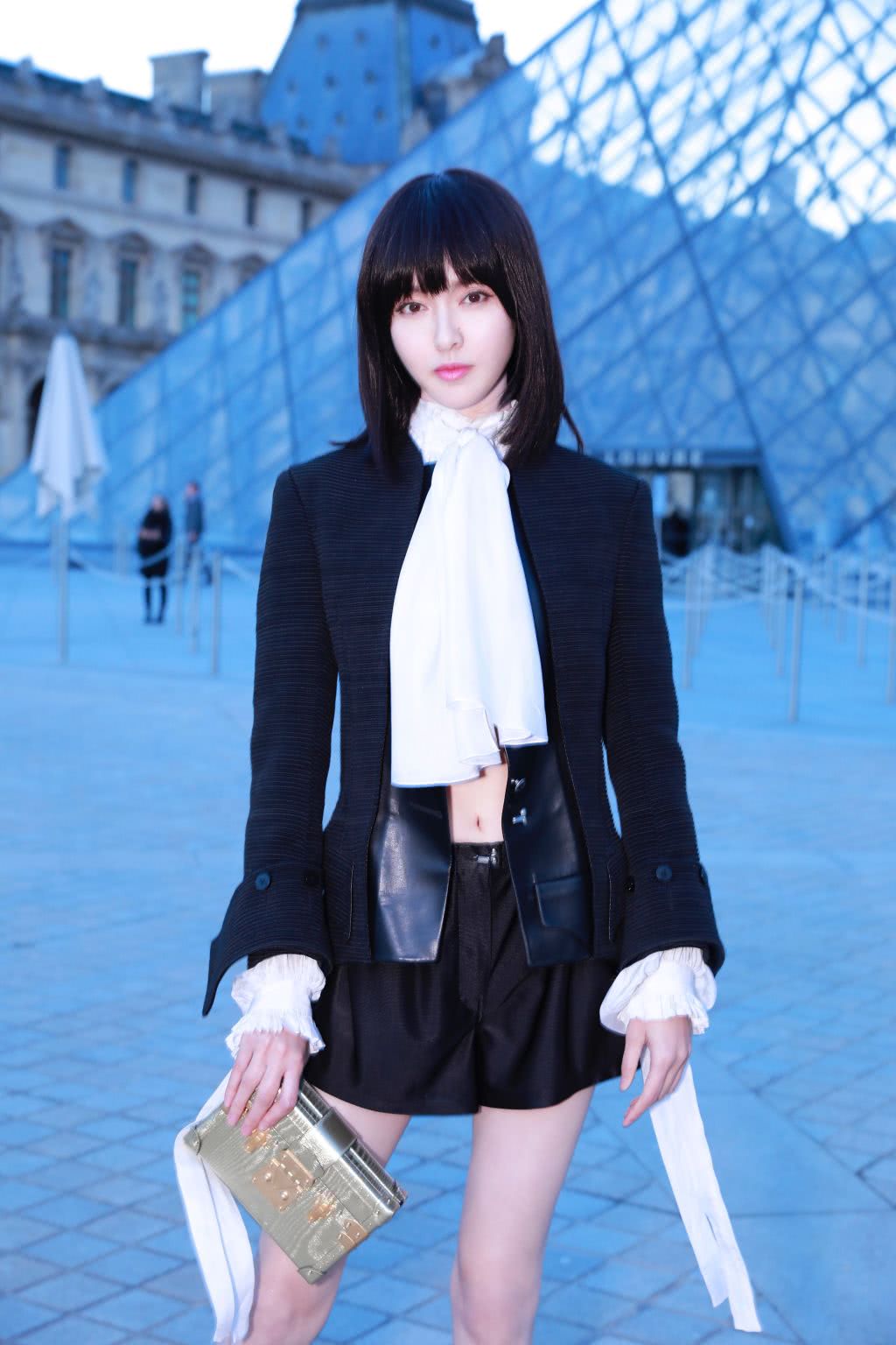 唐嫣胆真大,穿露脐装还敢叉开双腿,网友:罗晋不管管 么?