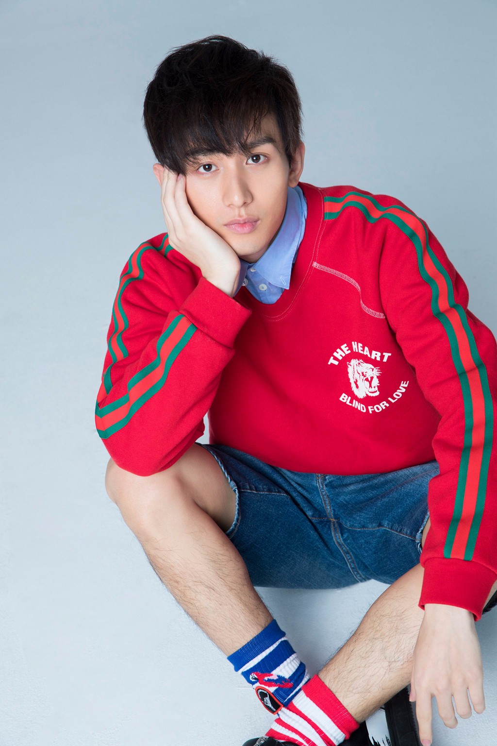 成毅生日写真曝光 阳光俊逸演绎暖苏魅力