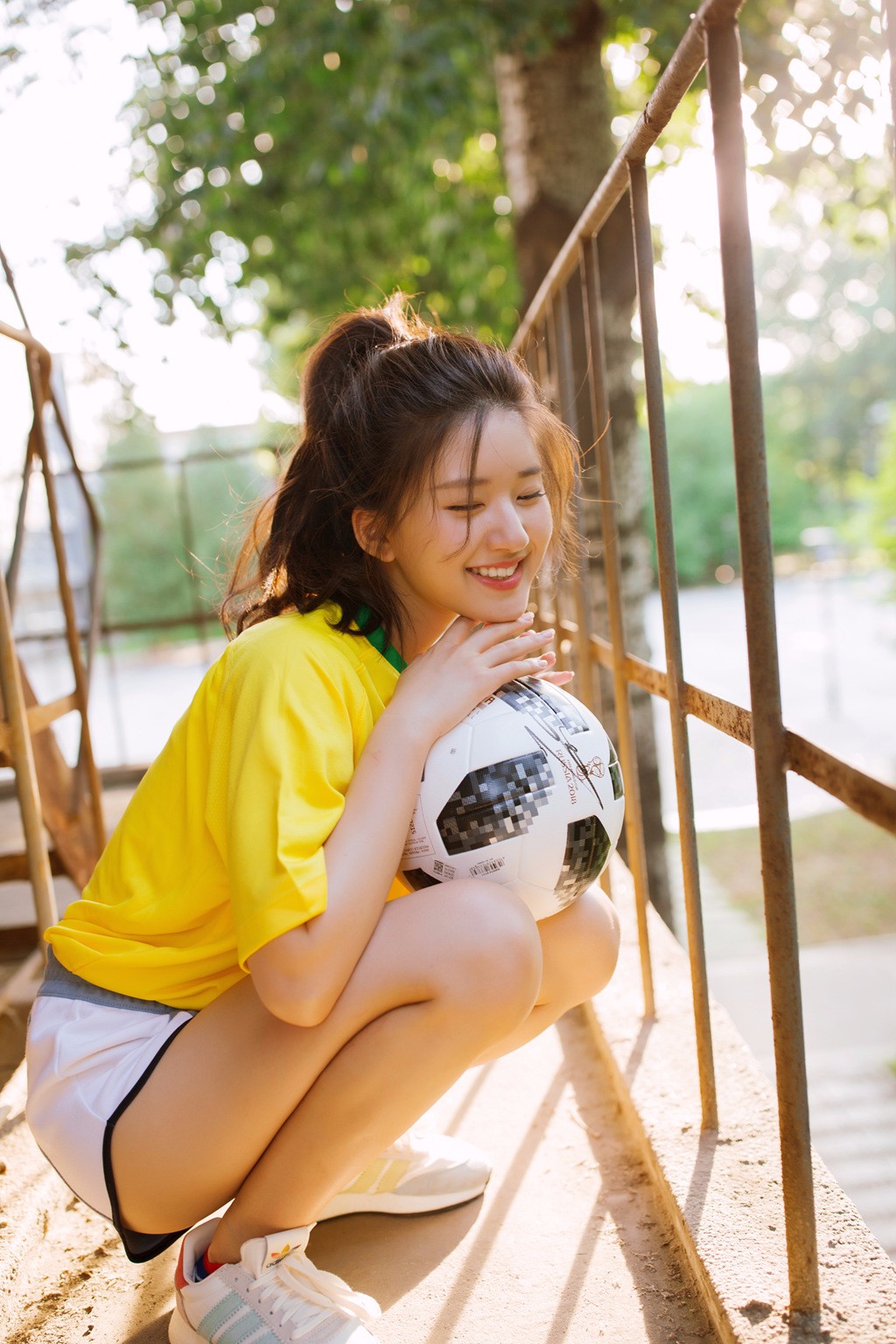 赵露思发文助威世界杯 足球女孩明亮活力