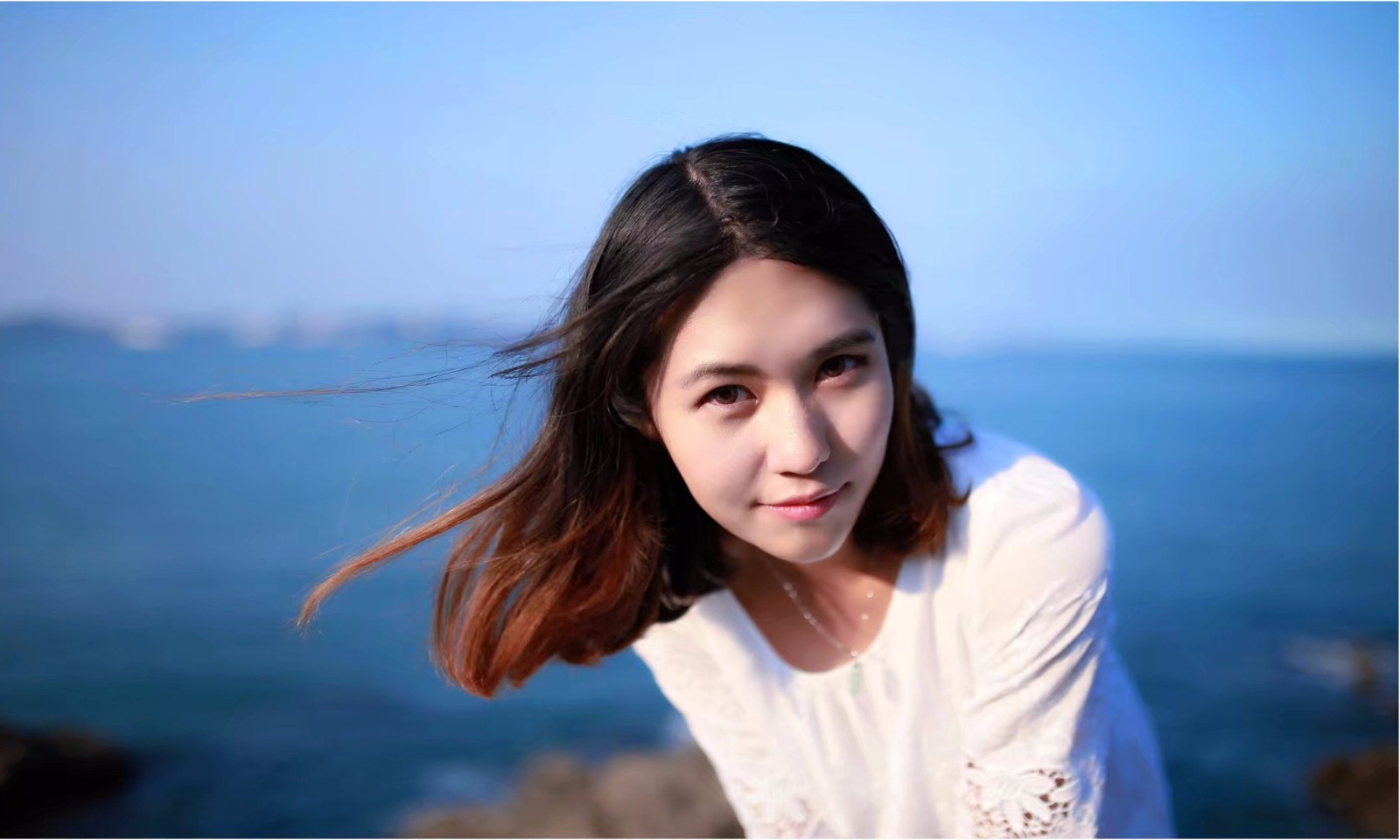 街拍青岛海边白裙美女,气质优雅大方