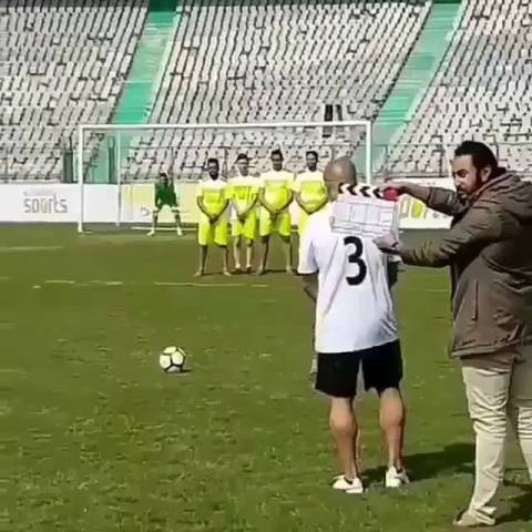 罗伯特·卡洛斯主罚任意球时,人墙:慌的一逼…