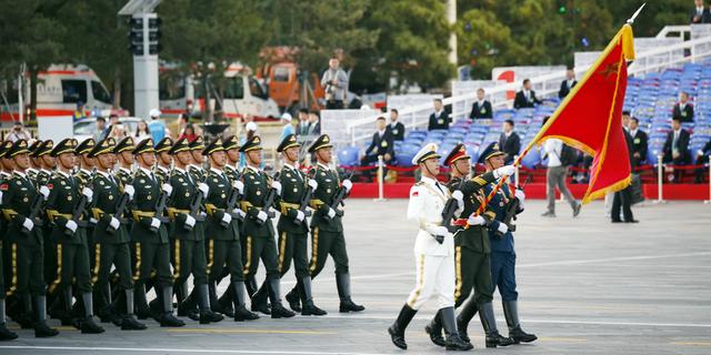 1991年出生的董世伟是现仪仗队最年轻的执行队长,曾参加多场重要性