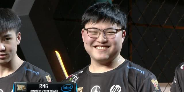 rng锁定小组第二,外国粉丝握手环节一语uzi瞬间笑了!