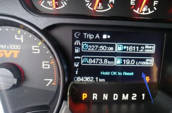 小伙把70万的福特猛禽f150当做代步车然而仪表盘上的油耗亮了