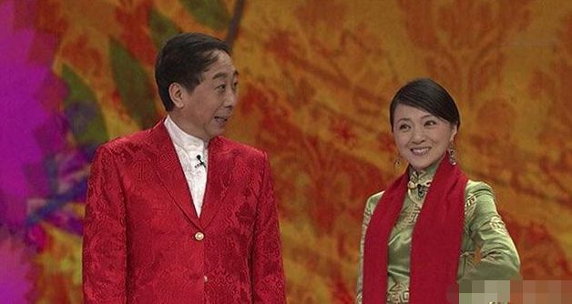 小品界的大咖,有郭冬临,潘长江,冯巩等等,她第一次登上春晚就是跟