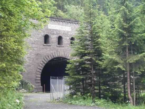 世界最长陆上隧道:花270亿8年修成,地下两千米处能无线上网