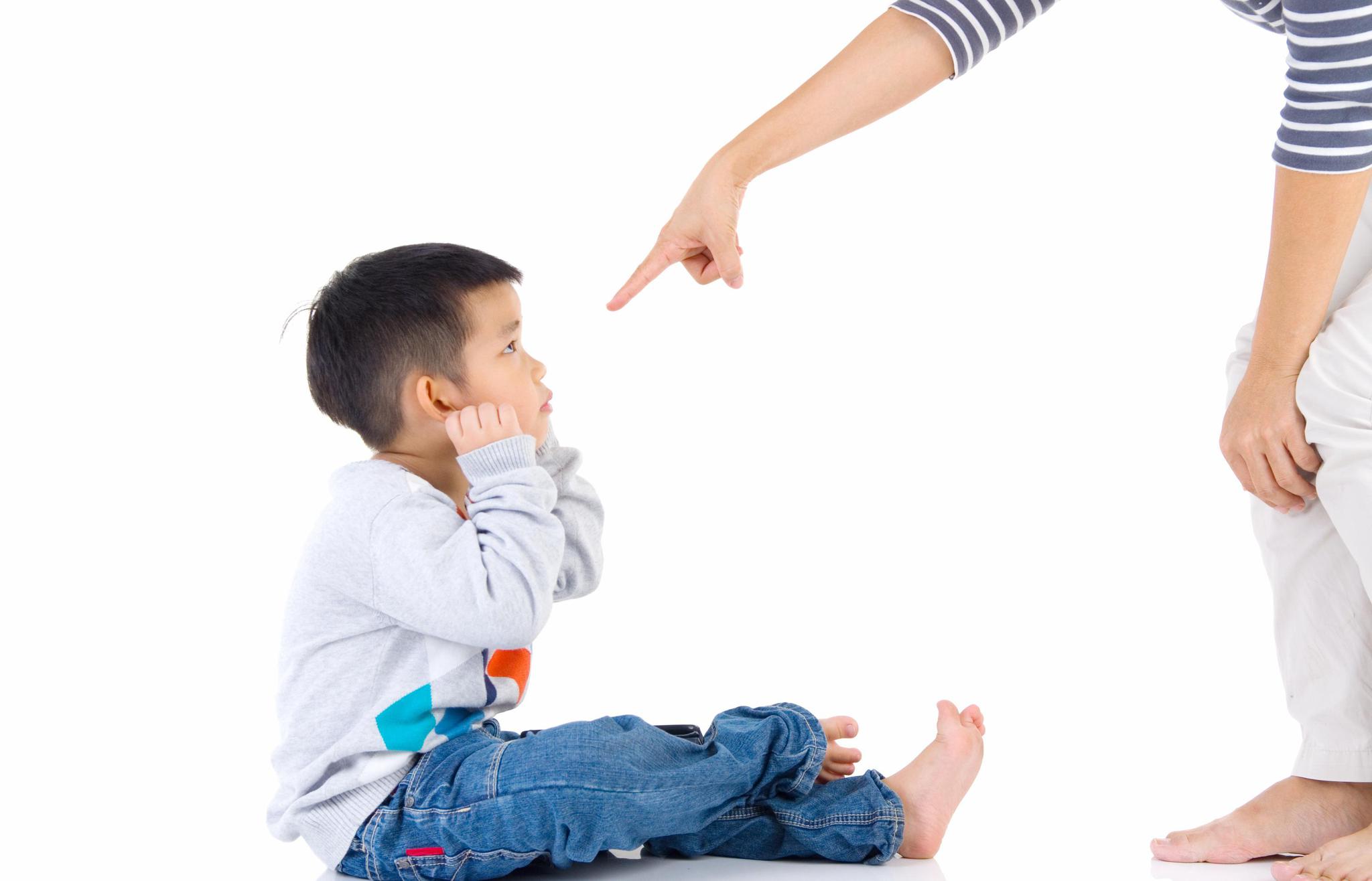 孩子做错事,母亲大打出手,2分钟后,让人意外的事情发生了!