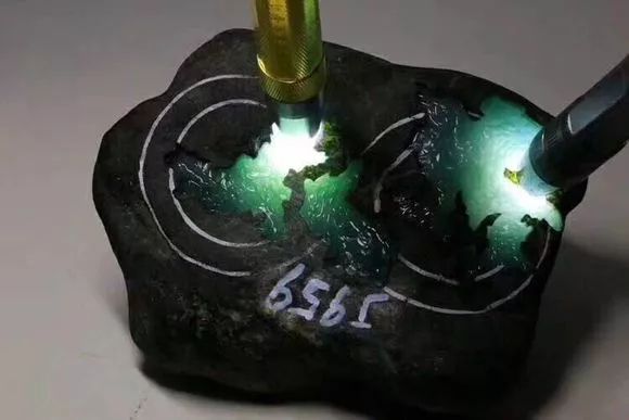 小额贷款买一块4公斤的黑石头,切开结果把大伙都吓坏了!