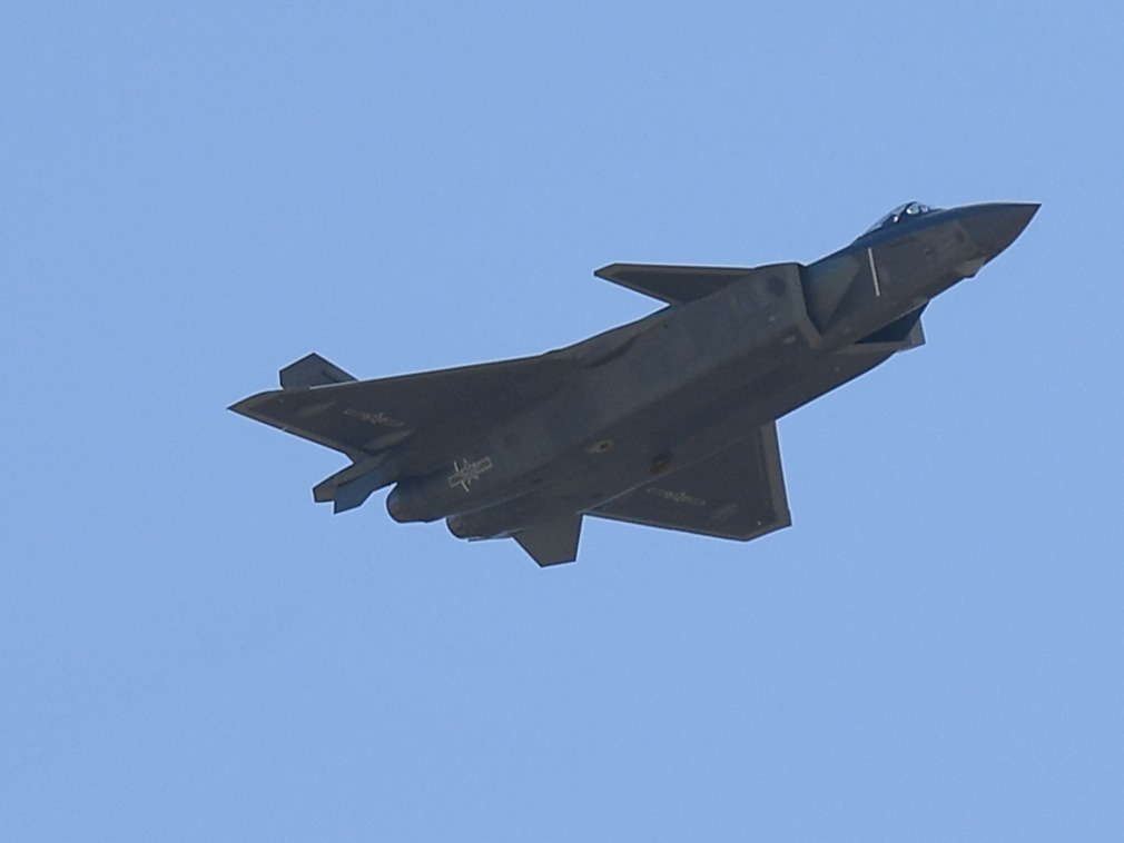 而报道配图中所用背景图片是歼-11系列战斗机