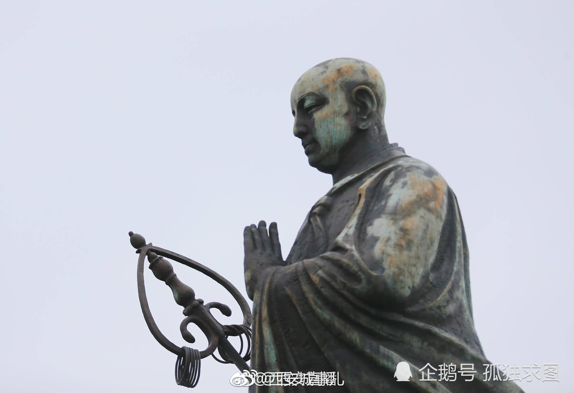 铜像"玄奘"被雨淋出绿斑,竟是起了化学反应