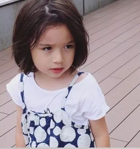 所有人都想亲这个萌萌的小女孩,可是他却是个男娃!_新浪看点