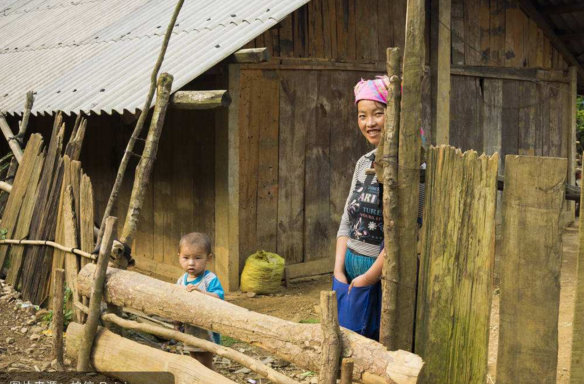 柬埔寨农村的妇女地位相对会比较高,而且是男方"嫁给"女方,通俗一点说