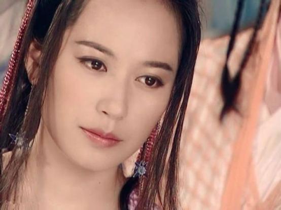 大学的时候,俞飞鸿就不断拍戏了,《喜福会》《天与地》《牵手》《千年