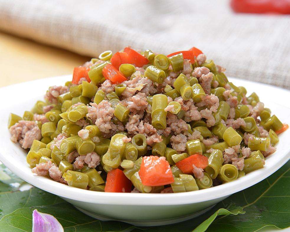 这道菜用的是泡豇豆和肉末,味道却尤其鲜香,还被称为下饭神器