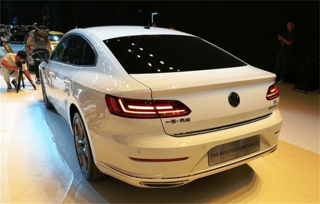 大众全新轿跑来了!颜值比奔驰还帅气,20万中级车里的新宠