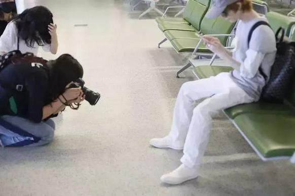 女助理跪地拍照,网友:这是本分工作!