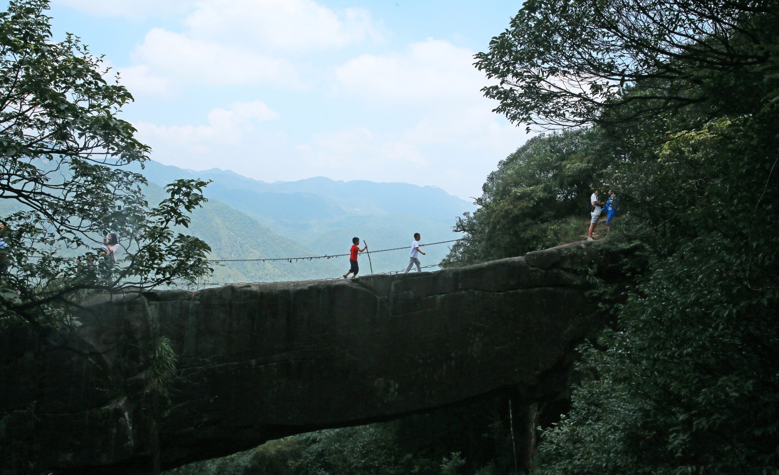 这座天然石桥入选"基尼斯之最" 被誉为"中国爱情姻缘之桥"
