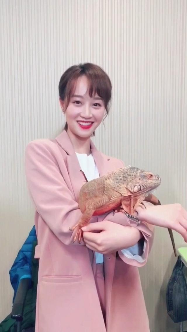 蓝盈莹被妈妈拒绝,半丸子头搭配连衣裙,清纯得像个18岁少女!