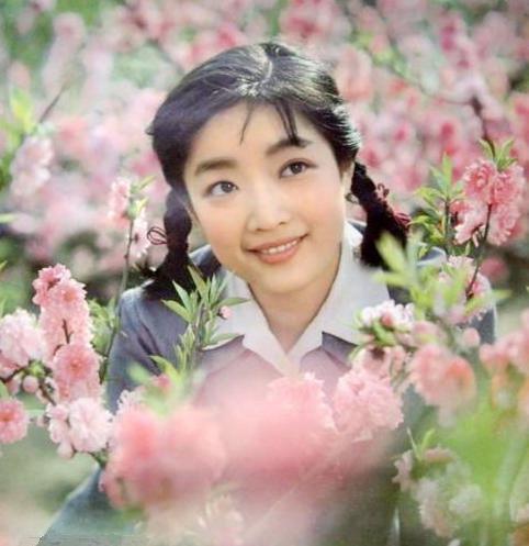 曾当过柜台营业员,一夜走红后出国留学,如今淡出影坛不知去向