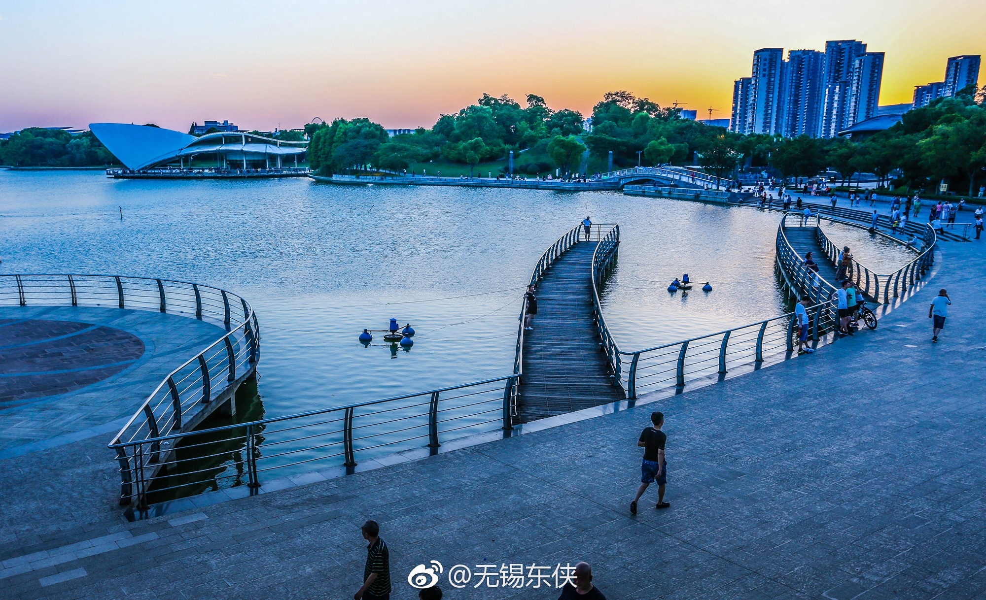 大白天的酷暑高温,无锡蠡湖的金城湾公园静悄悄