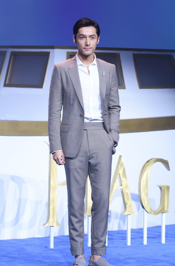 胡歌穿着浅色西装内搭白色衬衫出席活动 颇有成熟大叔的范儿