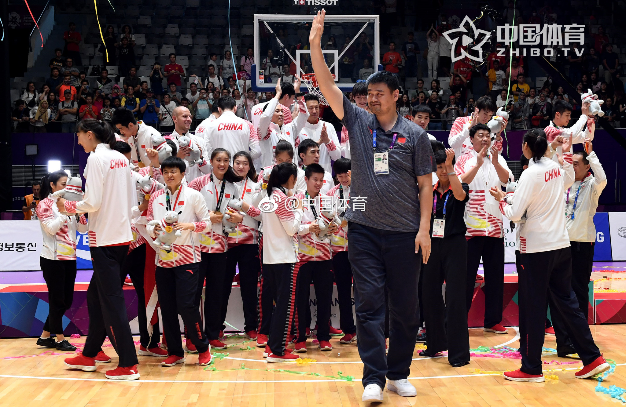 2018雅加达亚运会，中国男、女篮双双战胜对手勇夺冠军，颁奖仪式后