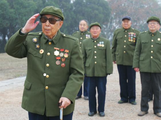 老人拿证件到部队寻战友,被哨兵阻拦,司令员:还不快敬军礼