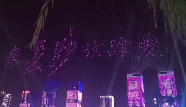 在长沙街头唱说散就散的抖音小姐姐唱来了艾福