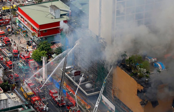 菲律宾马尼拉亭阁饭店大火"浓烟吞噬21楼" 3死6伤19人受困!