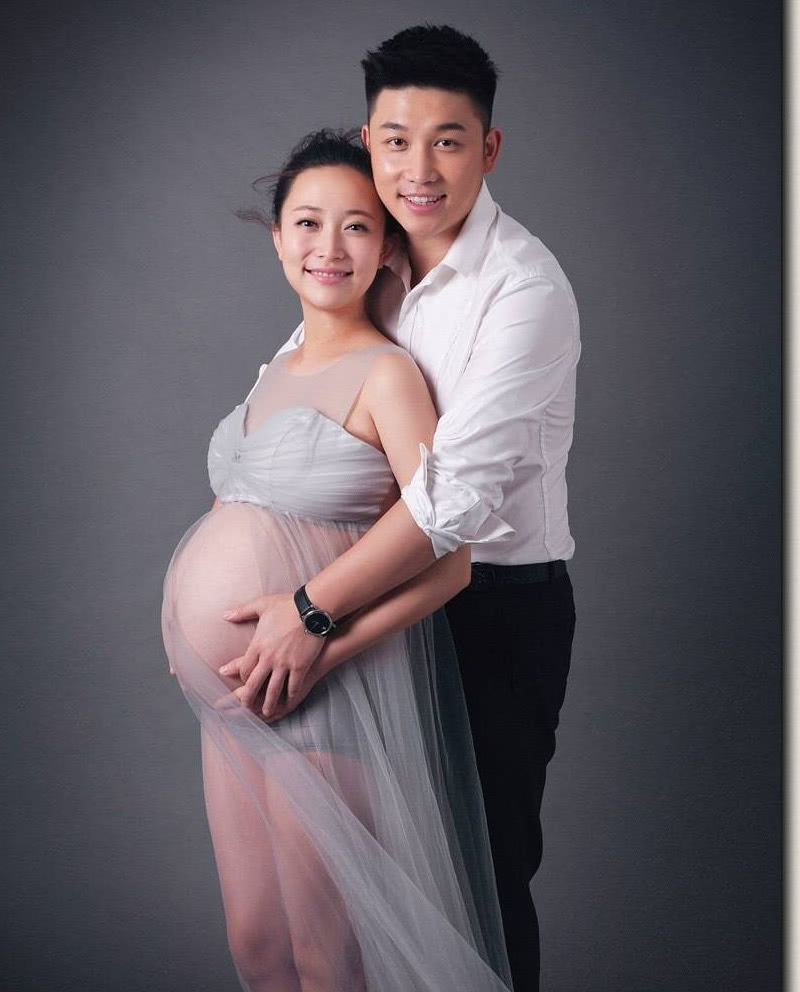 不过,郝洛钒收获了一个幸福的家庭,已经结婚生孩子了,相信很快就会有