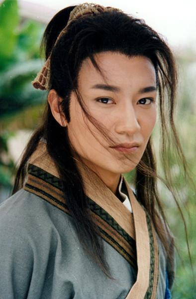 李宗翰是中戏毕业,一毕业出演《 梧桐雨 》中谢家树一角而小有名气