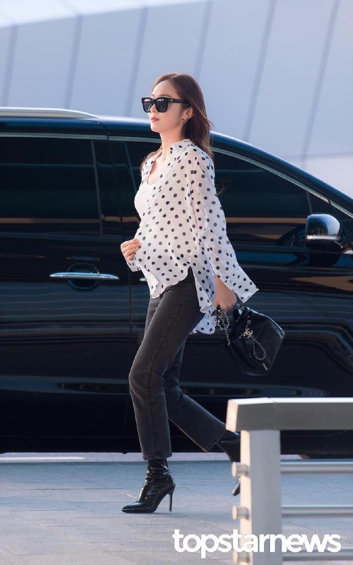 郑秀妍戴墨镜白色波点衬衣搭配牛仔裤现身机场,肤白貌美笑容甜美