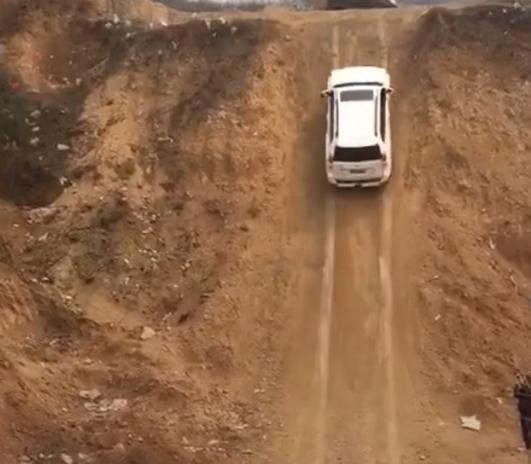 丰田霸道的极限越野,近70度斜坡,网友:很想看看哈弗h9来表演