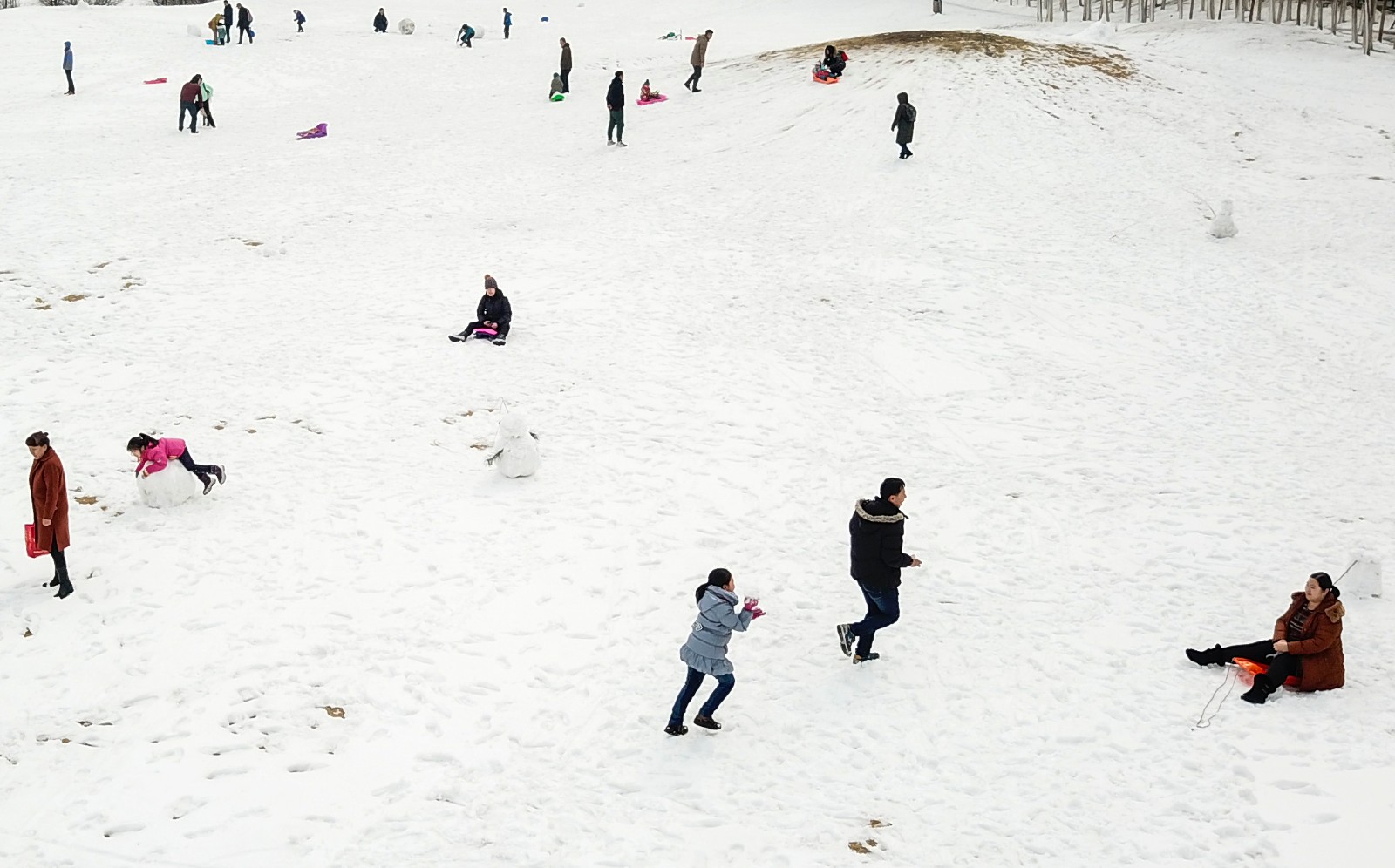 快乐的孩子们在雪地上滚雪球-蓝牛仔影像-中国原创广告影像素材