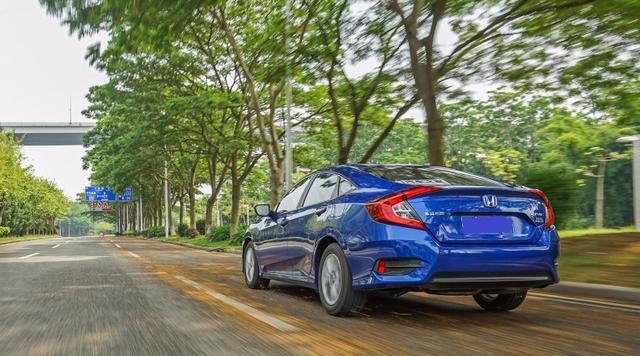 东风本田思域200t售价12w起属于轿跑车型受年轻人热捧