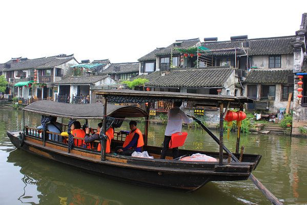 关于游船: 乌篷船,可是必座的.