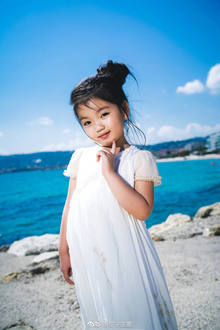 她应该是2018年走戛纳红毯最年轻的小明星了吧.