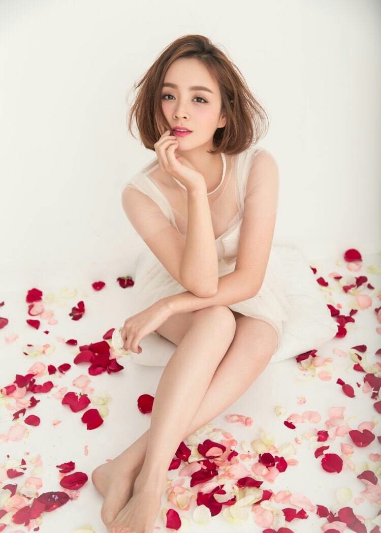 邓莎,1985年12月8日出生于湖南株洲,中国内地女演员.