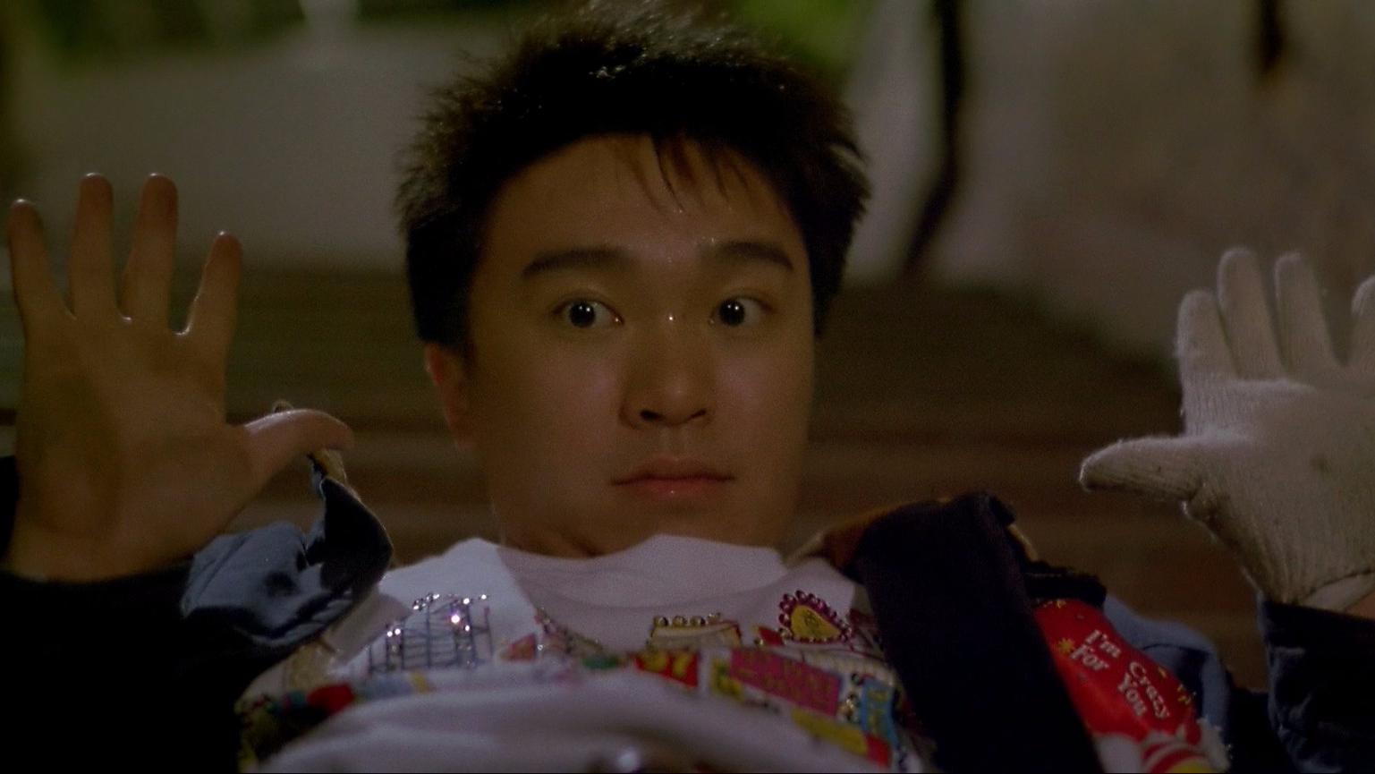 周星驰早年演小混混,被警察叫住,他顽皮地用了这招