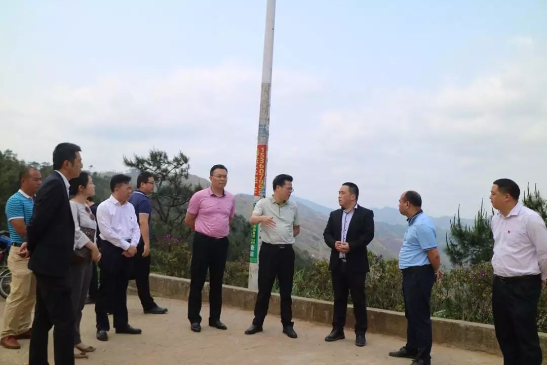 座谈会上,梁荣晓代表信宜市委,市政府对碧桂园集团考察团队的到来表示