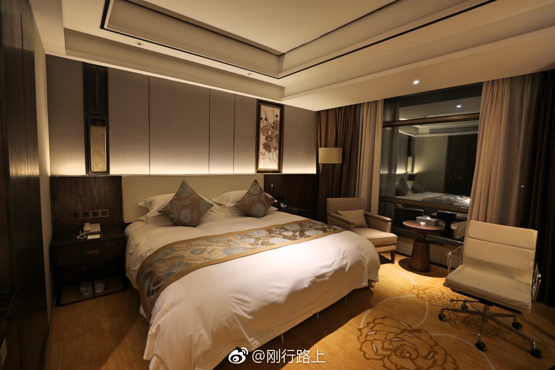 位于抚州市广昌翡翠洲际酒店坐落于广昌解放南路延伸段西侧