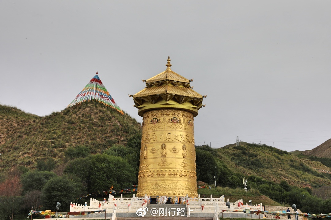 如果说没有来过肃南,恐怕还不知道在这里能够看到亚洲最大的转经筒