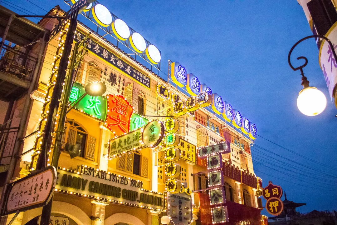 顺指示牌走,选择最喜欢的主题,踏上一条穿过镜头的路,住进真实的剧中