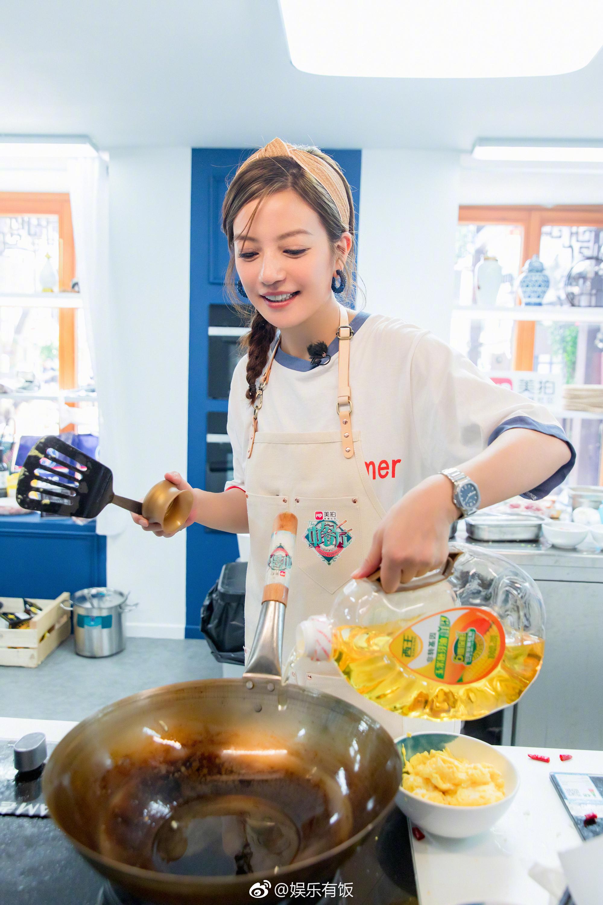 第二季今日火爆开业!全能店长@赵薇 麻花辫造型活力十足,敲甜美的