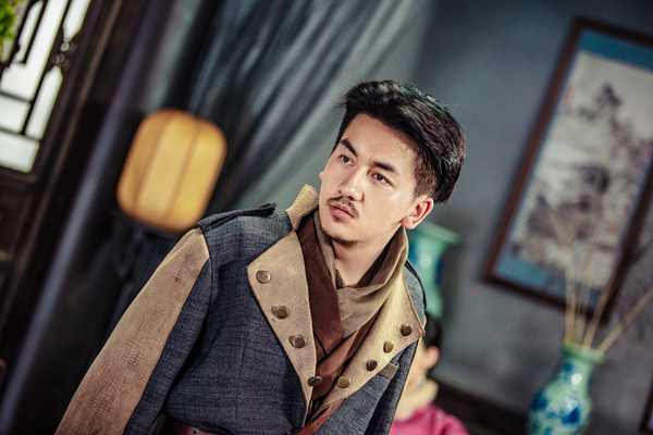 上线强怼不停化身"变态啸"霸气十足在电视剧《爱国者》中,康磊饰演的