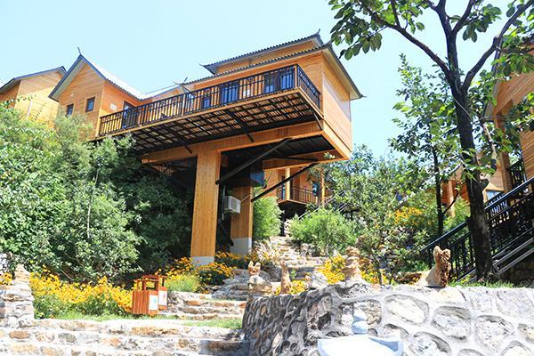 依山而建溪水潺潺 满城秀兰文化小镇木屋别墅一屋一风格