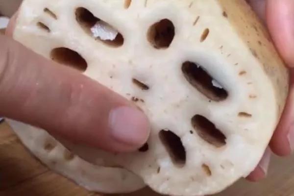 莲藕孔又脏又难清洗?加2种"佐料",泡5分钟脏东西自己跑出来